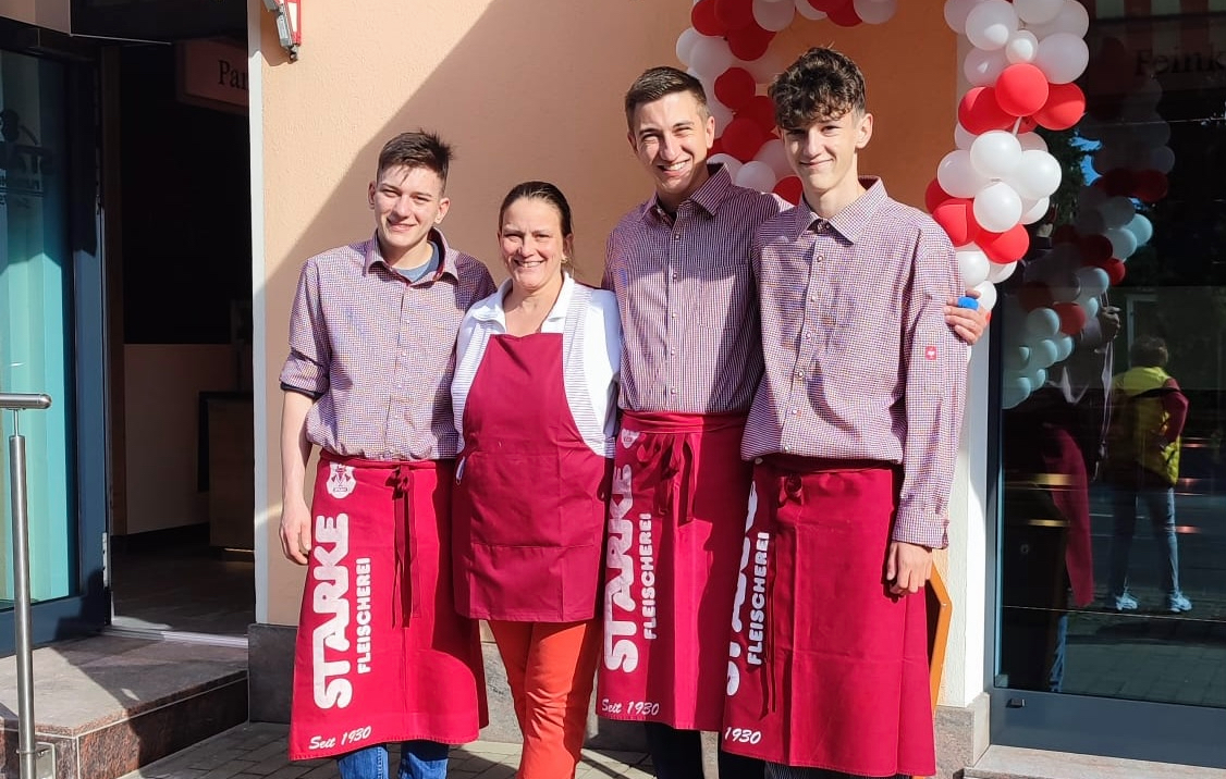 Familie Starke vor dem Laden